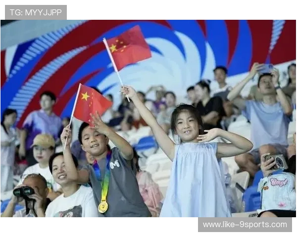 观众席上的欢呼声，展现运动激情，观众们的欢呼声